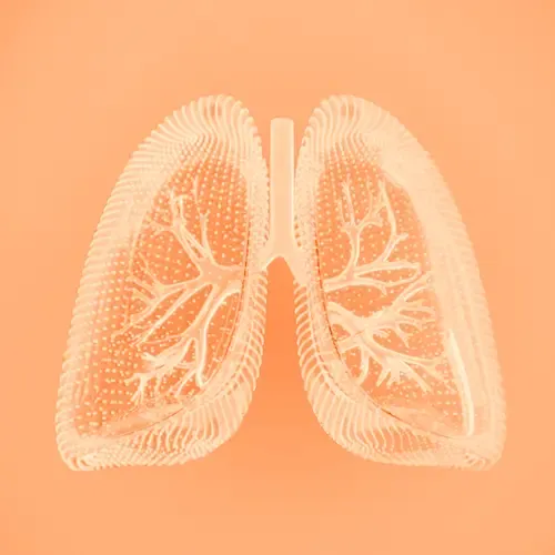 Eine junge Frau mit Schal hustet vor herbstlicher Kulisse.