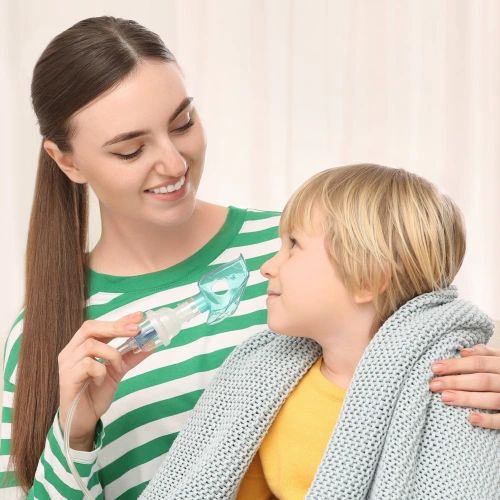 Kobieta okryta kocem czyta książkę i pije herbatę